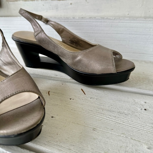 DANA BUCHMAN, WEDGE SANDALS. SILVER METALLIC, SLINGBACK WITH CUTOUT WEDGE.SIZE9M - Picture 5 of 9